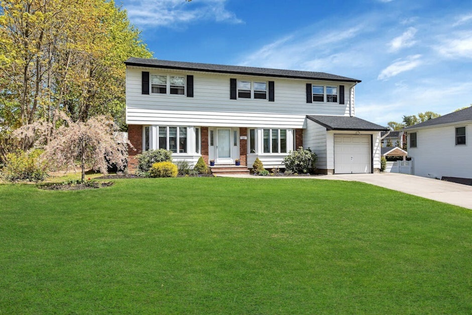 11 Byron Road, Commack, NY 11725, Presented by Lori Zamore, Signature